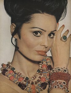 DL_Stern_US_Vogue_October_1st_1965_02.thumb.jpg.535566ef6dbcc92c239dcbba239b425e.jpg