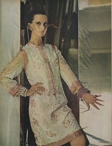 Evenings_Newton_US_Vogue_October_1st_1965_01.thumb.jpg.54374d4b8ddb4200e8bc807aa8a604eb.jpg