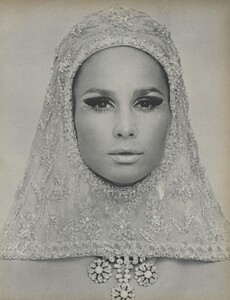 Evenings_Newton_US_Vogue_October_1st_1965_06.thumb.jpg.36a3aab4a496d5c5ce65d569a72d29b3.jpg