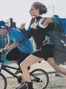Fast_Klein_US_Vogue_November_2001_03.thumb.jpg.73cfe6156a833d6d9b355ce3adf33cc1.jpg