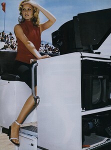 First_Meier_US_Vogue_August_1999_09.thumb.jpg.e4f1b0a8d082d6ddca00a30c5b63d99c.jpg