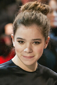 Hailee_Steinfeld_(Berlin_Film_Festival_2011)_(cropped).jpg