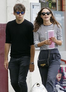 Keira-Knightly-out-shopping--07.jpg