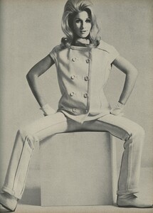 Klein_Clarke_US_Vogue_March_15th_1965_04.thumb.jpg.48b0d1ce4c876abab48fb0602978eb29.jpg