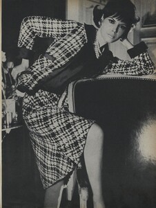 Klein_Clarke_US_Vogue_March_15th_1965_08.thumb.jpg.40631e52a3e4cf5a5692570304b41c10.jpg