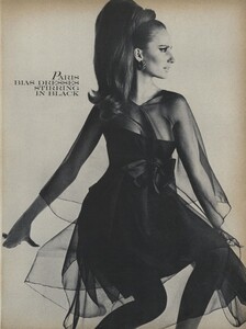 Klein_Clarke_US_Vogue_March_15th_1965_16.thumb.jpg.498b80315b8e40eba8188ebfaf47b5dd.jpg