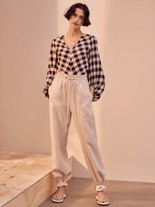 LINEN-CHECK-BLOUSON-SLEEVE-TOP-V31480-S20_1500x2000_637335432598844717_Image-D.jpg