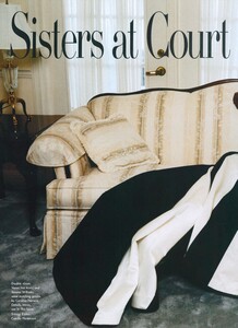 Leibovitz_US_Vogue_May_1998_01.thumb.jpg.23a1c029479cd278f88fb5a655b8099b.jpg