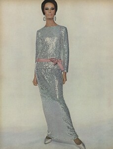 Night_Penn_US_Vogue_October_15th_1965_01.thumb.jpg.a47edacfb7c3ac0a74adf686bf42325b.jpg