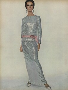 Night_Penn_US_Vogue_October_15th_1965_01.thumb.jpg.b1feb69a1b398a112cdd34239bdd0b55.jpg