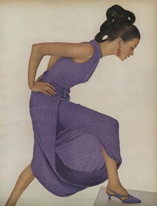 Night_Penn_US_Vogue_October_15th_1965_04.thumb.jpg.fb43beb43eb53d2557a430c4f0a9e415.jpg