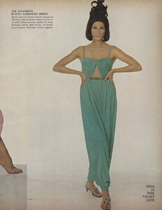 Night_Penn_US_Vogue_October_15th_1965_06.thumb.jpg.a94898c65f8c7e7e89e09e8741827ae0.jpg