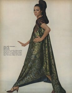 Night_Penn_US_Vogue_October_15th_1965_09.thumb.jpg.26672862fe7f07aa583503c65cb087f2.jpg