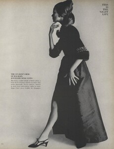 Night_Penn_US_Vogue_October_15th_1965_10.thumb.jpg.54d6144395596afeeea4240c15989e0c.jpg