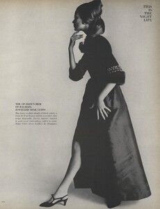 Night_Penn_US_Vogue_October_15th_1965_10.thumb.jpg.e672f539233e1eda240ea9a637900270.jpg