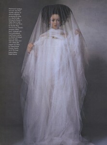 Opulence_Penn_US_Vogue_June_1998_02.thumb.jpg.5fd094cbe33435c612935ddbd13926ee.jpg