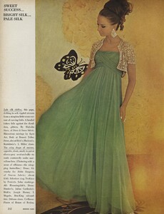 Parks_US_Vogue_October_1st_1965_03.thumb.jpg.89d0238b2d67981eb5509d128ebae68c.jpg