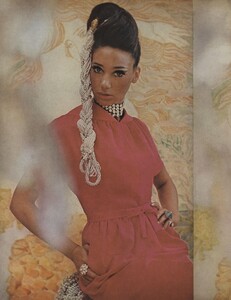 Parks_US_Vogue_October_1st_1965_05.thumb.jpg.1c8fa30801d5b987bee91b2fc52b0cb3.jpg