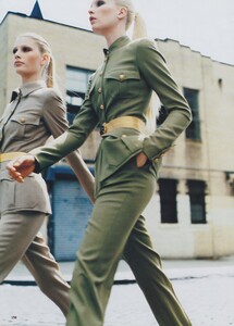 Testino_Meisel_US_Vogue_July_1996_03.thumb.jpg.e831844dd245db2df88e66c58291c28c.jpg
