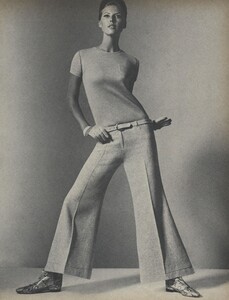 Town_Clothes_US_Vogue_October_15th_1965_06.thumb.jpg.a68b83e90374cb9234eca083e36cb0d3.jpg