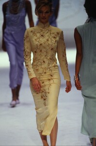 alberta-ferretti-fw-1992-8.thumb.jpg.129670be9ea531c596e14dff8d47e81f.jpg