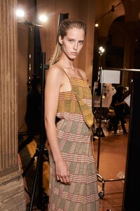 backstage-defile-salvatore-ferragamo-printemps-ete-2021-milan-coulisses-101.thumb.jpg.d56f044f9dc6614bd282e2119fbc5914.jpg