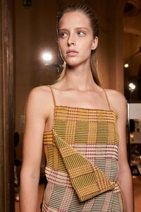 backstage-defile-salvatore-ferragamo-printemps-ete-2021-milan-coulisses-102.thumb.jpg.f987542251a4216a806c6f202b6f7004.jpg