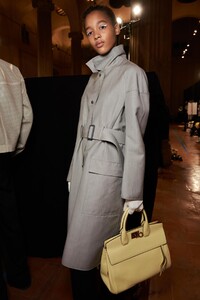 backstage-defile-salvatore-ferragamo-printemps-ete-2021-milan-coulisses-113.thumb.jpg.dfddb194e0f810434052430390791cea.jpg