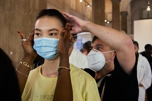 backstage-defile-salvatore-ferragamo-printemps-ete-2021-milan-coulisses-12.thumb.jpg.260bb6966d96c66a3cae7d0afd0502e8.jpg