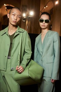 backstage-defile-salvatore-ferragamo-printemps-ete-2021-milan-coulisses-144.thumb.jpg.7e6e72452be95ccd2e9d707d6ae731a3.jpg