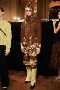 backstage-defile-salvatore-ferragamo-printemps-ete-2021-milan-coulisses-147.thumb.jpg.feeffd25cc0083588114498476c9883e.jpg