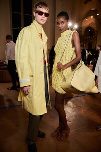 backstage-defile-salvatore-ferragamo-printemps-ete-2021-milan-coulisses-180.thumb.jpg.722b27b26b4cbf1d6f16dab90e310383.jpg