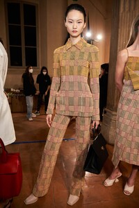 backstage-defile-salvatore-ferragamo-printemps-ete-2021-milan-coulisses-183.thumb.jpg.8c0270ee8d976833e7e3aa5358f0e26f.jpg