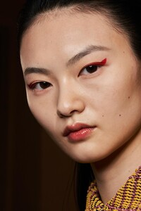 backstage-defile-salvatore-ferragamo-printemps-ete-2021-milan-coulisses-188.thumb.jpg.de8cd179bcb5cd737995562662a06fbc.jpg