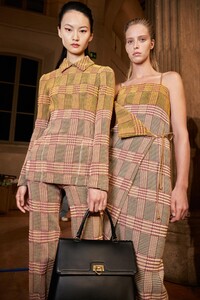 backstage-defile-salvatore-ferragamo-printemps-ete-2021-milan-coulisses-191.thumb.jpg.71950e6f075626e2aac4fff345cc00cc.jpg