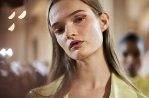 backstage-defile-salvatore-ferragamo-printemps-ete-2021-milan-coulisses-227.thumb.jpg.2e0cd658d727c233747cd94080bfe6c1.jpg