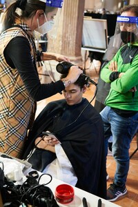 backstage-defile-salvatore-ferragamo-printemps-ete-2021-milan-coulisses-30.thumb.jpg.f6195d13143c8527a49754213ef64e9f.jpg