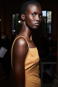 backstage-defile-salvatore-ferragamo-printemps-ete-2021-milan-coulisses-37.thumb.jpg.122d479be8ca9c2b73142b755b3b0df8.jpg