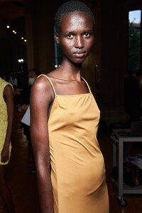 backstage-defile-salvatore-ferragamo-printemps-ete-2021-milan-coulisses-38.thumb.jpg.55a61ed1cb742b079fcca8ed92ee7464.jpg