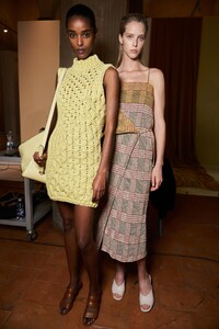 backstage-defile-salvatore-ferragamo-printemps-ete-2021-milan-coulisses-42.thumb.jpg.ded61a9e9fc06e386487e719f84b8757.jpg