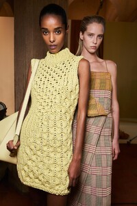 backstage-defile-salvatore-ferragamo-printemps-ete-2021-milan-coulisses-43.thumb.jpg.1ec08d619f6fefbc23907c8f451f1e7b.jpg