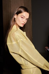 backstage-defile-salvatore-ferragamo-printemps-ete-2021-milan-coulisses-63.thumb.jpg.87c39118a9c30bc2e039d961cf90aec8.jpg