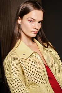 backstage-defile-salvatore-ferragamo-printemps-ete-2021-milan-coulisses-64.thumb.jpg.db0f4f909d0366d9d576a16987e52893.jpg