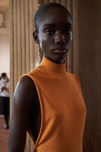 backstage-defile-salvatore-ferragamo-printemps-ete-2021-milan-coulisses-67.thumb.jpg.ac0878cf76f88e9a935e7f49f9dda51b.jpg