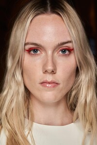 backstage-defile-salvatore-ferragamo-printemps-ete-2021-milan-coulisses-72.thumb.jpg.a478c5a509b7444cd383267cd444a083.jpg