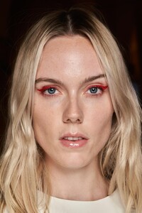 backstage-defile-salvatore-ferragamo-printemps-ete-2021-milan-coulisses-73.thumb.jpg.46461f6b45e3535c3d06add3ee93f2c4.jpg