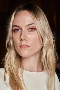 backstage-defile-salvatore-ferragamo-printemps-ete-2021-milan-coulisses-74.thumb.jpg.f40563a1a925988e0c2bb284bf7192b9.jpg