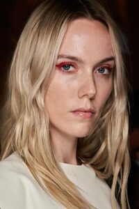 backstage-defile-salvatore-ferragamo-printemps-ete-2021-milan-coulisses-75.thumb.jpg.e8fdfab8e1ff50d8c9ea44d5010b6933.jpg