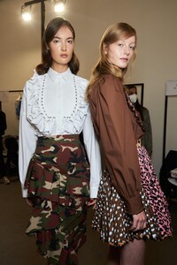 backstage-defile-shirt-printemps-ete-2021-milan-coulisses-65.thumb.jpg.b11bce2c4f3b6c86bf2837d1041d49a1.jpg