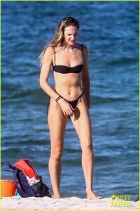 candice-swanepoel-bikini-13.jpg